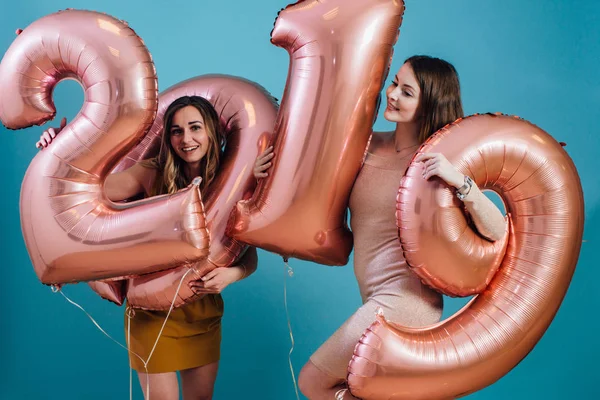 Frohes neues Jahr und frohe Weihnachten schöne junge Frauen mit Luftballons — Stockfoto