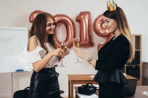 Jovens mulheres de negócios comemorando o Natal, Ano Novo no escritório — Fotografia de Stock