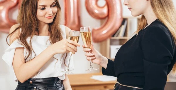 Grupo de mujeres de negocios jóvenes bebiendo champán en la oficina . —  Fotos de Stock