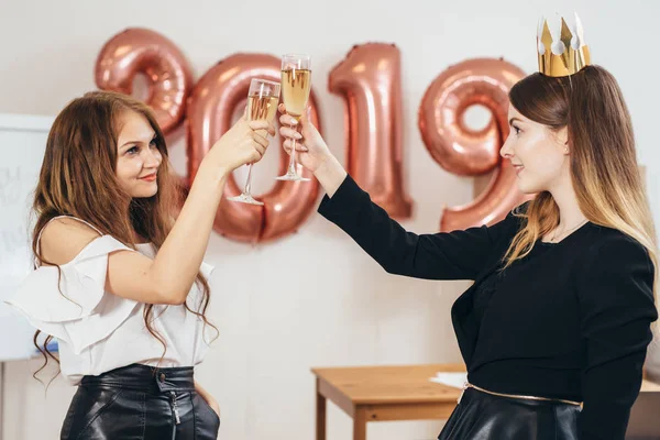 Duas mulheres de negócios levantam copos no escritório. Celebração de Ano Novo e Natal — Fotografia de Stock