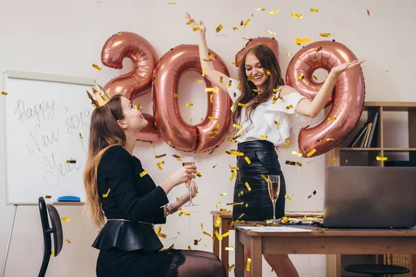 Gruppe von Geschäftsfrauen, die im Amt feiern. Neujahr, Weihnachtsfeier. — Stockfoto