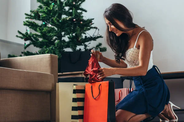 Femme dans le salon à la maison. Vacances et cadeaux de Noël — Photo