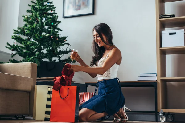 Jeune femme à la maison pendant les vacances d'hiver. Noël et Nouvel An — Photo