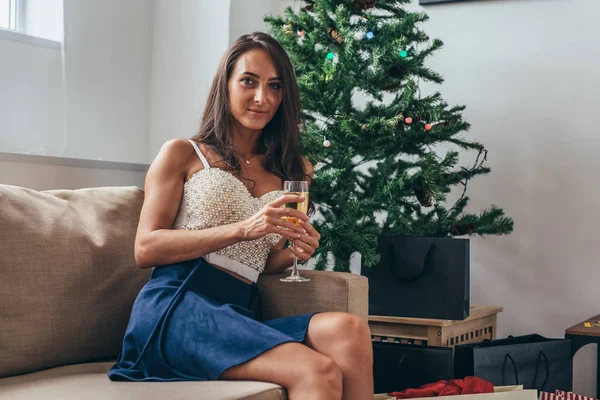Γυναίκα στο σαλόνι στο σπίτι. Διακοπές των Χριστουγέννων και δώρα — Φωτογραφία Αρχείου