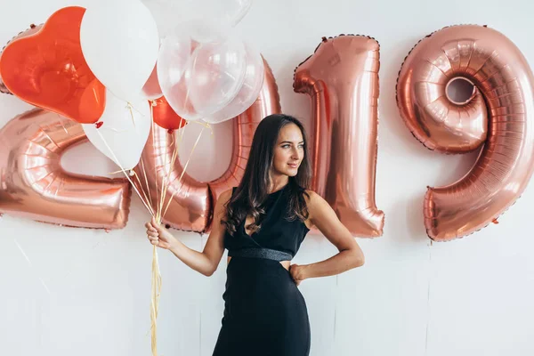 Fröhliche junge Frau hält Luftballons in der Hand — Stockfoto