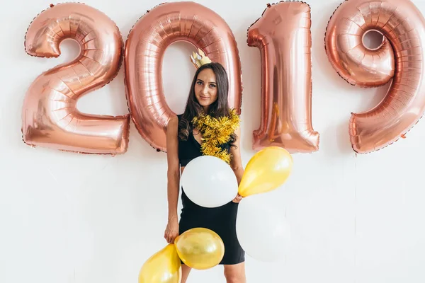 カメラ目線の風船を持った女性。お祝いの休日の新年 — ストック写真