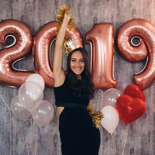 Mulher segurando balões olhando para a câmera. Férias de celebração ano novo — Fotografia de Stock