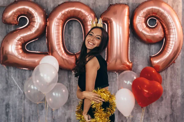 Щаслива молода жінка тримає повітряні кулі Свято вечірки — стокове фото