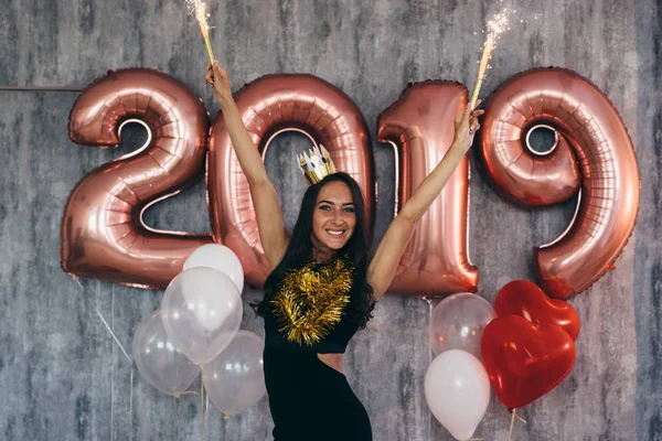 Joyeux jeune femme tenant des ballons Fête de vacances — Photo