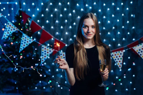Menina comemorando véspera de ano novo com luz bengala. Natal. — Fotografia de Stock