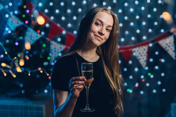 Jonge vrouw met een glas champagne. Nieuwjaar vieren, Kerstmis. — Stockfoto