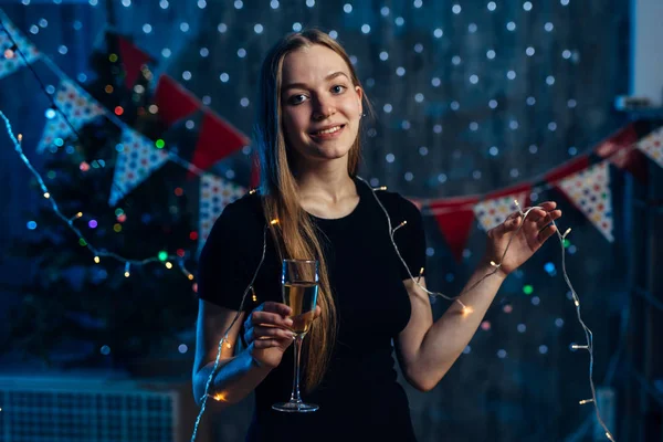 Młoda kobieta z kieliszkiem szampana. Świętujemy Nowy Rok, Boże Narodzenie — Zdjęcie stockowe