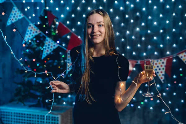 Jonge vrouw met een glas champagne. Nieuwjaar vieren, Kerstmis. — Stockfoto