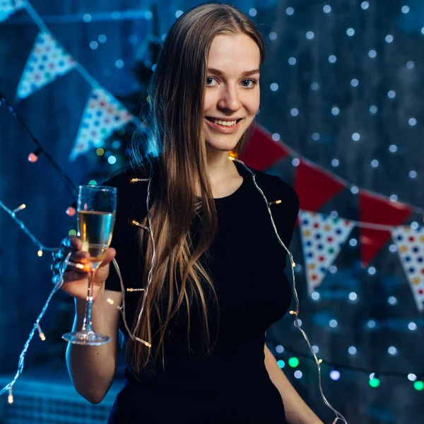 Жінка в вечірній сукні з келихом ігристого вина Святкування Новий рік, Різдво — стокове фото