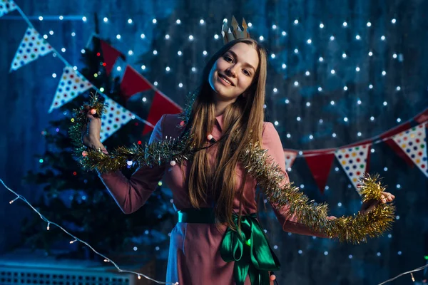 Fille jouer avec tinsel Noël Nouvel An . — Photo