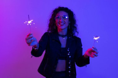 Maytap yanan ve having fun festival tutan kadın. Yeni yıl, Doğum günü, tatil, olay, kutlama, eğlenceli.