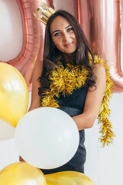 Ragazza in posa con palloncini Giocare e celebrare — Foto Stock