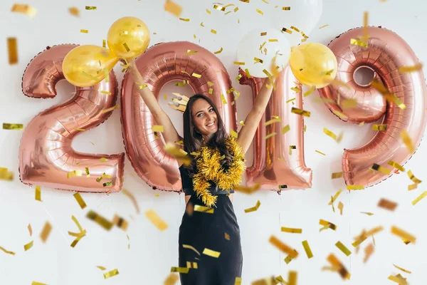 Mulher de vestido preto e coroa amarela celebrando o ano novo, se divertindo, dançando — Fotografia de Stock