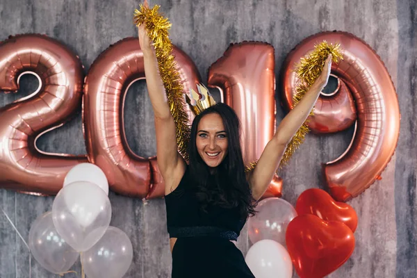 Junge Frau mit Luftballons posiert und feiert Neujahr — Stockfoto