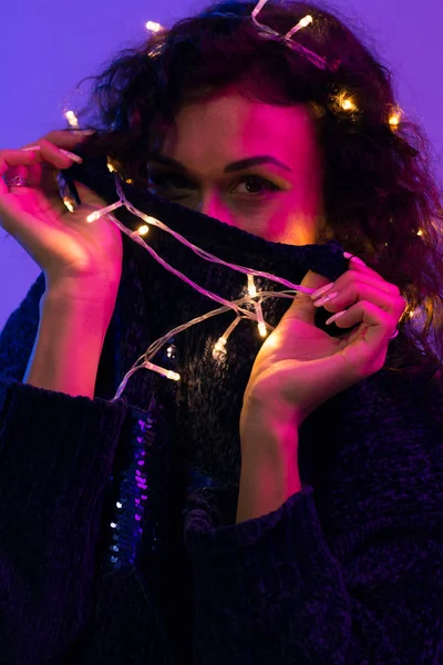 Jonge vrouw met xmas gloeiende lichten feest, Kerstmis, Nieuwjaar, verjaardag — Stockfoto