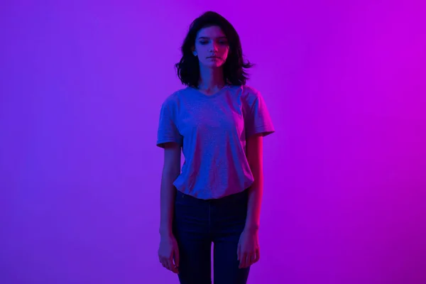 Ung kvinna i rosa blått neonljus. Kreativa färgstarka porträtt — Stockfoto