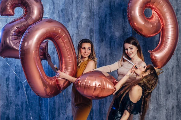 Lindas jovens mulheres comemorando jogar segurando balões. Ano Novo, Natal, Natal — Fotografia de Stock