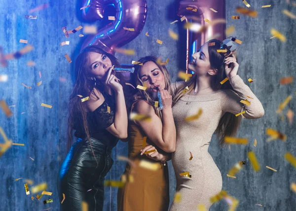 Frauengruppe mit Feuerwerk bei Party und Spaß. — Stockfoto