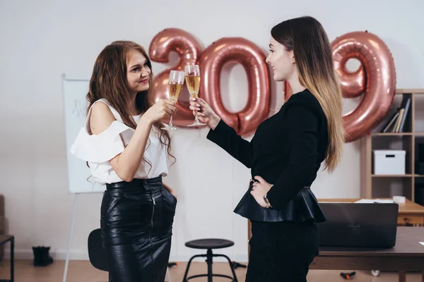 Дві ділові жінки влаштовують вечірку в офісі — стокове фото