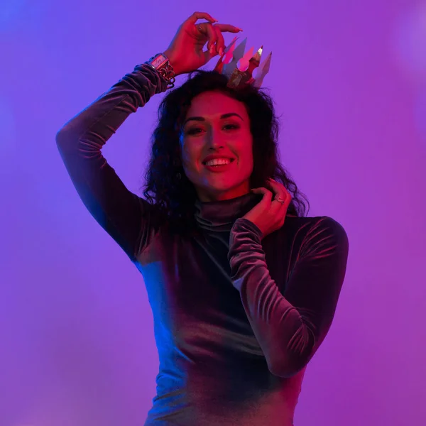 Giovane donna con luci al neon blu rosa. Ritratto creativo colorato — Foto Stock