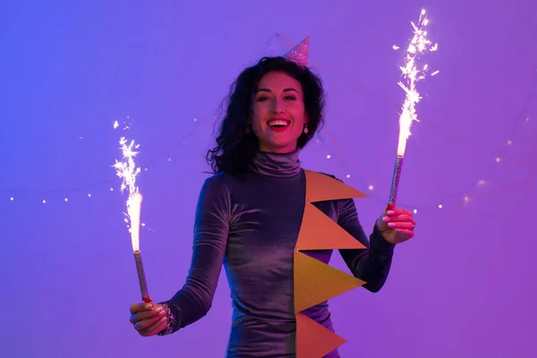 Gelukkig lachende vrouw vieren met vuurwerk. Nieuwjaar party. — Stockfoto