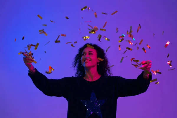 Portret van mooie vrouw spelen met confetti. Feest, verjaardag, Kerstmis, Nieuwjaar. — Stockfoto