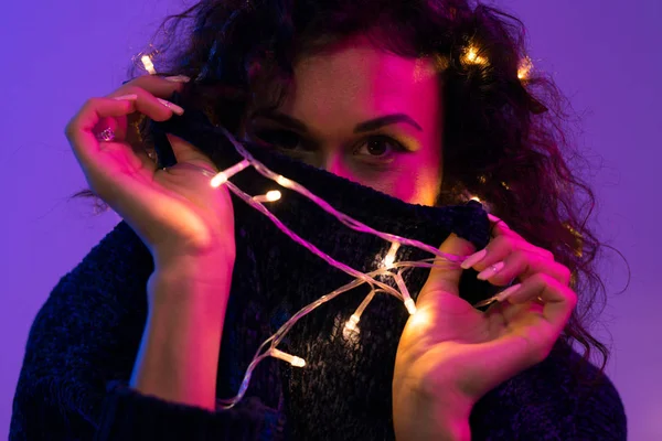 Mujer joven con luces brillantes de Navidad Celebración, Navidad, Año Nuevo, Cumpleaños — Foto de Stock