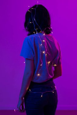 Xmas parlayan ile oynayan genç kadın kutlama, Noel, yeni yıl ışık.