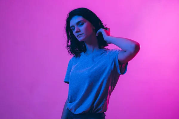 Jonge vrouw in roze blauw neon verlichting. Creatieve kleurrijk portret — Stockfoto