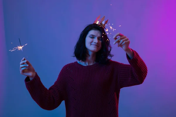 Mujer joven sosteniendo chispas navideñas festivas en las manos. Año nuevo, Cumpleaños — Foto de Stock