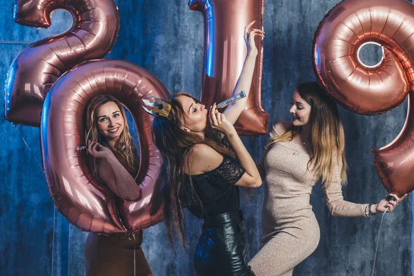 Vrouwelijke vrienden vieren spelen en dansen. Nieuwjaar, Kerstmis, Xmas. — Stockfoto