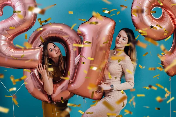 Feliz año nuevo y Feliz Navidad Hermosas mujeres jóvenes con globos . —  Fotos de Stock