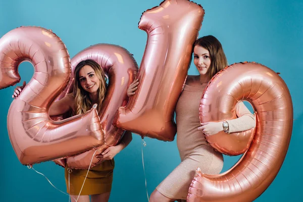 Frohes neues Jahr und frohe Weihnachten schöne junge Frauen mit Luftballons — Stockfoto