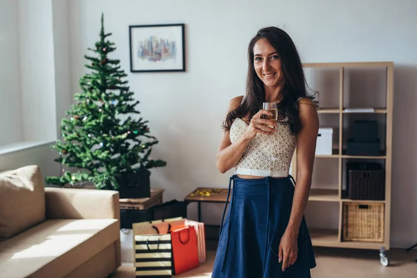 Jul, nyår. Glad ung kvinna med glas champagne hemma — Stockfoto