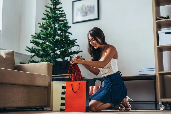 Christmas holiday glad kvinna med påsar hemma. Nytt år — Stockfoto