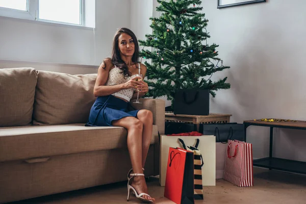 Christmas holiday glad kvinna med påsar hemma. Nytt år — Stockfoto