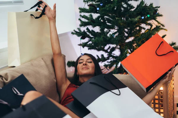 Vrouw in de huiskamer. Kerstvakantie en geschenken — Stockfoto