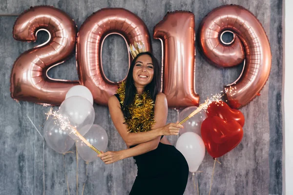 Молода жінка з повітряними кулями позує святкуючи Новий рік — стокове фото