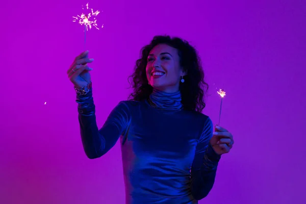 Mujer sosteniendo fiesta chispeante ardiente y divertirse. Año nuevo, Cumpleaños, Vacaciones, Evento, celebración, diversión . — Foto de Stock