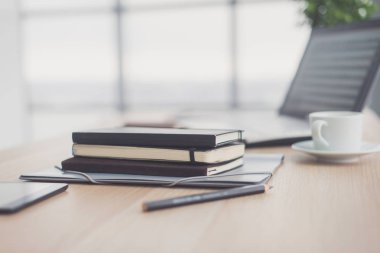 Ofis Masası kalem ve çalışma alanı iş kavramı olarak dijital tablet ile üzerindeki belgeler.