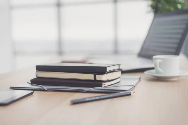 Dokument på office bord med penna och digitala tablett som arbete utrymme affärsidé. — Stockfoto