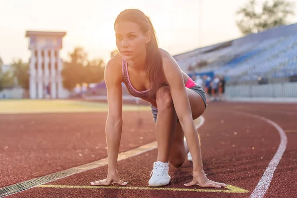 Başlama pozisyonu yarış için hazır koşu parkurundakilerden adlı kadın taslakları.