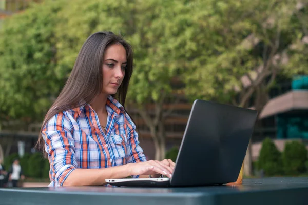 Nahaufnahme weiblicher Hände beim Tippen auf einer Laptop-Tastatur — Stockfoto