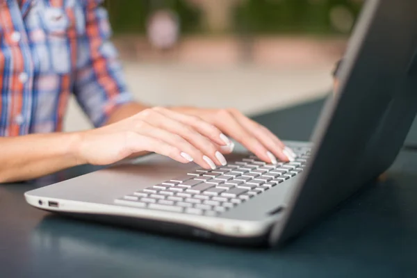 Närbild bild bild av kvinnliga händer skriva på en bärbar tangentbord — Stockfoto