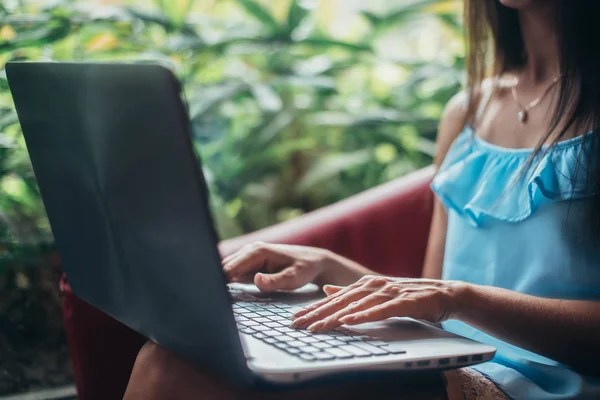 Primer plano de las manos femeninas escribiendo en el teclado del ordenador portátil —  Fotos de Stock